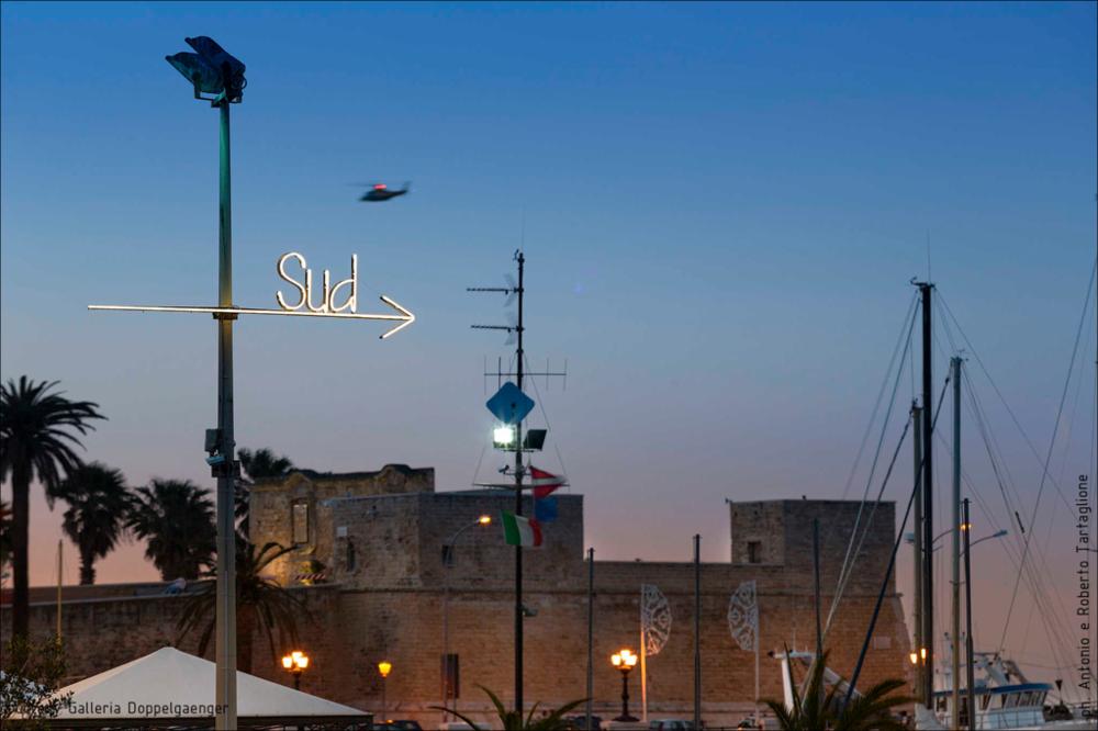 La fotografia in oggetto, scattata dai fotografi Antonio e Roberto Tartaglione, immortala l'opera "Sud" dell'artista barese Daniela Corbascio, qui installata sul Teatro Margherita, a Bari. Nella "scheda dettagliata", una recensione del giornalista e critico d'arte Pietro Marino....