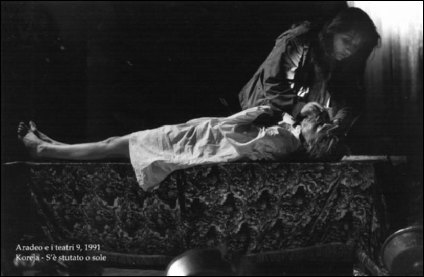 La fotografia in bianco e nero cattura un momento dello spettacolo "S'è stutato o' sole" messo in scena nel 1991 dalla compagnia Koreja, nata nel 1983 nel piccolo borgo salentino di Aradeo, dove ha dato vita anche al prestigioso festival "Aradeo e i Teatri", avviato nell'anno della loro fondazione. La pièce, diretta dal regista del gruppo Salvatore Tramacere, racconta di un Sud nel quale viene emanato un editto che vieta alle donne di avere figli. Da qui, nasce il tragicomico percorso di una madre, suddiviso in quattro movimenti che rappresentano quattro diversi stati d'animo, all'inseguimento di un figlio, insieme ad un'altra donna, non madre. Con lo spettacolo, Koreja dà vita ad una "farsa tragica" nella quale le donne affrontano situazioni vere e crude e i fantasmi d...