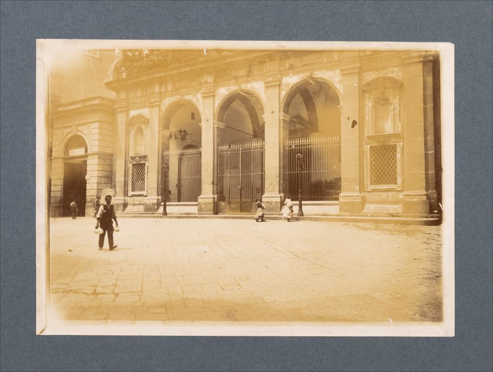 <div class="ql-editor"><div>Documentazione fotografica della Chiesa dell’Ascensione a Chiaia a Napoli in uno scatto della storica dell'arte Teresa Sacchi Lodispoto.</div><div>﻿L'immagine fa parte della raccolta fotografica di Giuseppe Ceci (1863-1938), studioso delle arti figurative dell’Italia meridionale e tra i promotori delle Società di Storia Patria di Napoli e della Puglia. Tale raccolta si inserisce nel vivace clima culturale dell’Italia postunitaria, caratterizzato dal progressivo consolidarsi di una «coscienza nazionale» alimentata anche dal confronto e dal dialogo con le realtà storiche e culturali locali.</div><div>Oggi la Biblioteca Comunale di Andria conserva oltre settecento fotografie dedicate alla Puglia medie...