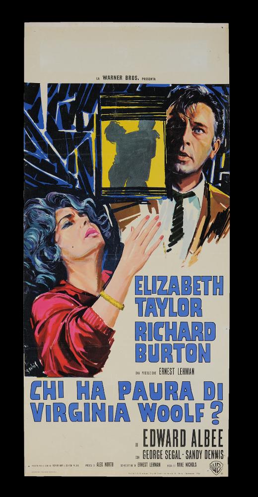 L'immagine riproduce uno dei manifesti conservati presso la Mediateca Regionale Pugliese (vedi Note). Si tratta della locandina del film "Chi ha paura di Virginia Woolf", la cui illustrazione è a firma di Ercole Brini. Delicato in tutte le composizioni pittoriche che contraddistinguono le sue opere, Brini prediligeva l'uso degli acquerelli, tecnica che gli permetteva di creare racconti in cui le figure si fondono al paesaggio o alla scena, figure diverse si fondono una nell'altra, in atmosfere impalpabili e ricche di fascino. Qui, Brini usa pennellate vibranti e colori intensi, scuri, per descrivere la drammaticità che pervade il film. I protagonisti, Elizabeth Taylor e Richard Burton diventano parte integrante della scena onirica, dal fondo spezzato (e molto contempora...