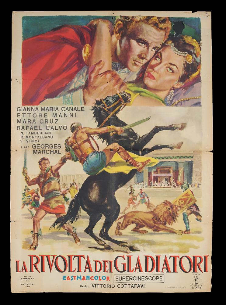 L'immagine riproduce uno dei manifesti conservati presso la Mediateca Regionale Pugliese (vedi Note). Si tratta di una delle versioni del manifesto del film "La rivolta dei gladiatori", coproduzione italo spagnola del 1958. Senza firma, la composizione pittorica mostra un'impostazione piuttosto classica e figurativa con una suddivisione precisa degli spazi che quasi simula certe composizioni più grafiche, realizzate con l'inserimento di fotografie di scena. In alto, racchiuso come in una cornice, un primo piano dei due attori protagonisti Gianna Maria Canale e Ettore Manni stretti in un abbraccio; il resto dello spazio è occupato da una scena di lotta, ricca di dettagli e con una bella prospettiva, in cui domina l'atmosfera dei gladiatori e dei combattimenti della Roma ...