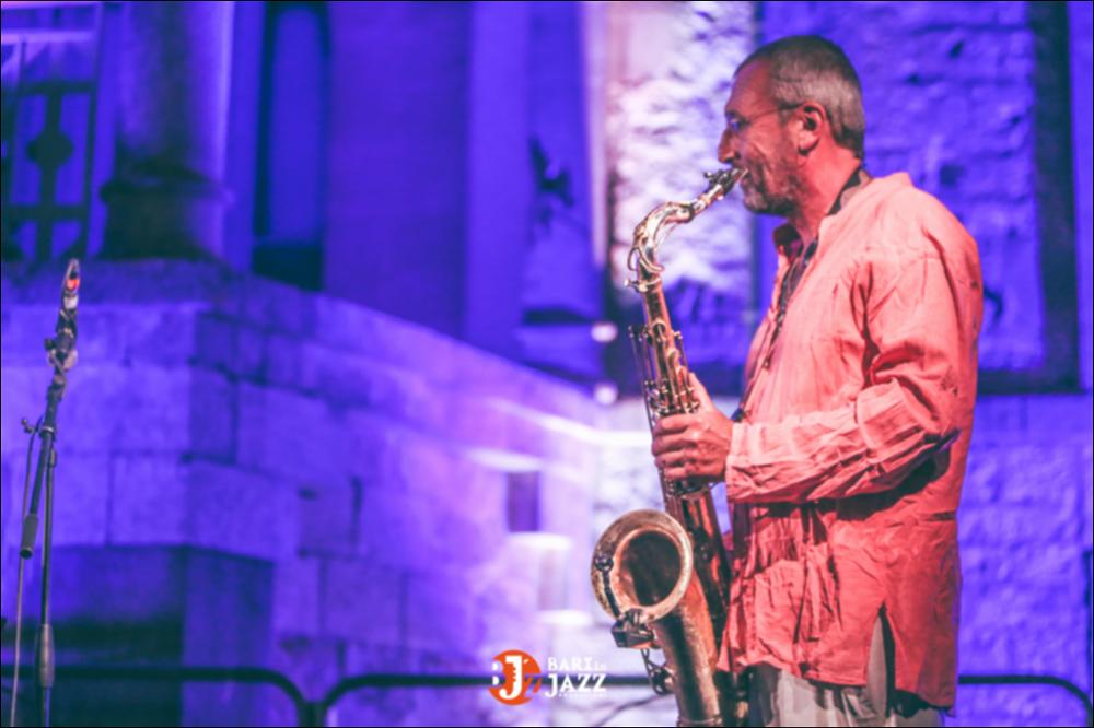 "Bari in Jazz" è un Festival Metropolitano con cadenza annuale, organizzato da Abusuan in Puglia, presenta concerti con ospiti nazionali ed internazionali. L’edizione 2018 del Festival Metropolitano "Bari in Jazz", la quattordicesima, è stata interamente dedicata alle figure femminili nella musica e nel jazz, nel canto, nella composizione e nell’arrangiamento, nell’uso dei vari strumenti e stili musicali. Come ogni anno il Festival Metropolitano Bari in Jazz, luogo d’incontro della musica jazz con altri generi musicali, offre una vetrina d’eccellenza alle grandi artiste e a quelle emergenti, promuovendo anche nuove creazioni. La fotografia mostra il saxofonista, in un curioso equilibrio cromatico in cui i toni freddi e i toni caldi si alternano armoniosamente. La bellis...