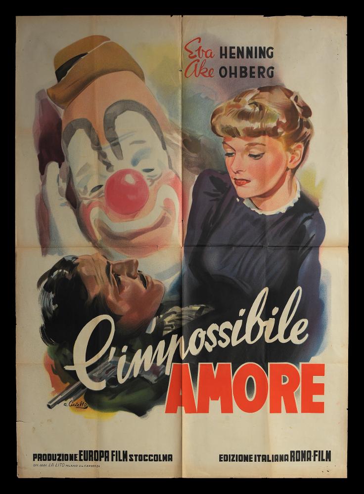 L'immagine riproduce uno dei manifesti conservati presso la Mediateca Regionale Pugliese (vedi Note). Si tratta di uno dei manifesti del film “L’impossibile amore” del 1943 per la regia di Ake Ohberg. La composizione grafica è a firma dell’illustratore Averardo Ciriello (A. Ciriello), come si evince dalla firma in basso a sinistra. Il pittore sin dagli esordi mostrò un linguaggio elaborato e uno stile pittorico colto e maturo, sia nel ritratto che nelle scene narrative come si può ben notare in questo manifesto. Grande attenzione Ciriello riserva ai dettagli dei visi e delle espressioni di tutti i personaggi che rendono pienamente la drammaticità della trama. I colori utilizzati in grandi pennellate sono caratterizzati dai toni caldi del rosso e delle sue sfumature, men...