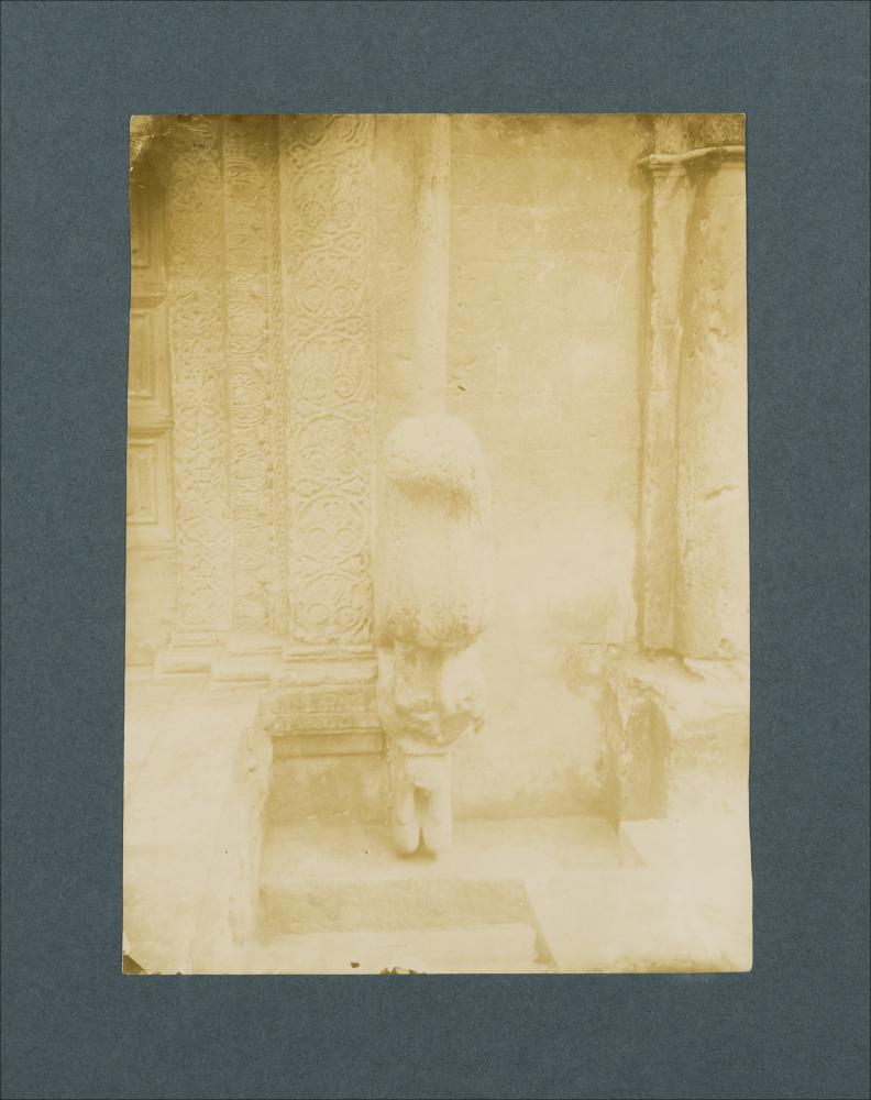 <div class="ql-editor"><div>Documentazione fotografica della Cattedrale di Ruvo di Puglia, con in evidenza un particolare del portale: il leone silofono databile al XII-XIII secolo.</div><div>La raccolta fotografica di Giuseppe Ceci (1863-1938), studioso delle arti figurative dell’Italia meridionale e tra i promotori delle Società di Storia Patria di Napoli e della Puglia, si inserisce nel vivace clima culturale dell’Italia postunitaria, caratterizzato dal progressivo consolidarsi di una «coscienza nazionale» alimentata anche dal confronto e dal dialogo con le realtà storiche e culturali locali.</div><div>Oggi la Biblioteca Comunale di Andria conserva oltre settecento fotografie dedicate alla Puglia medievale, a Napoli e al patrimonio sto...