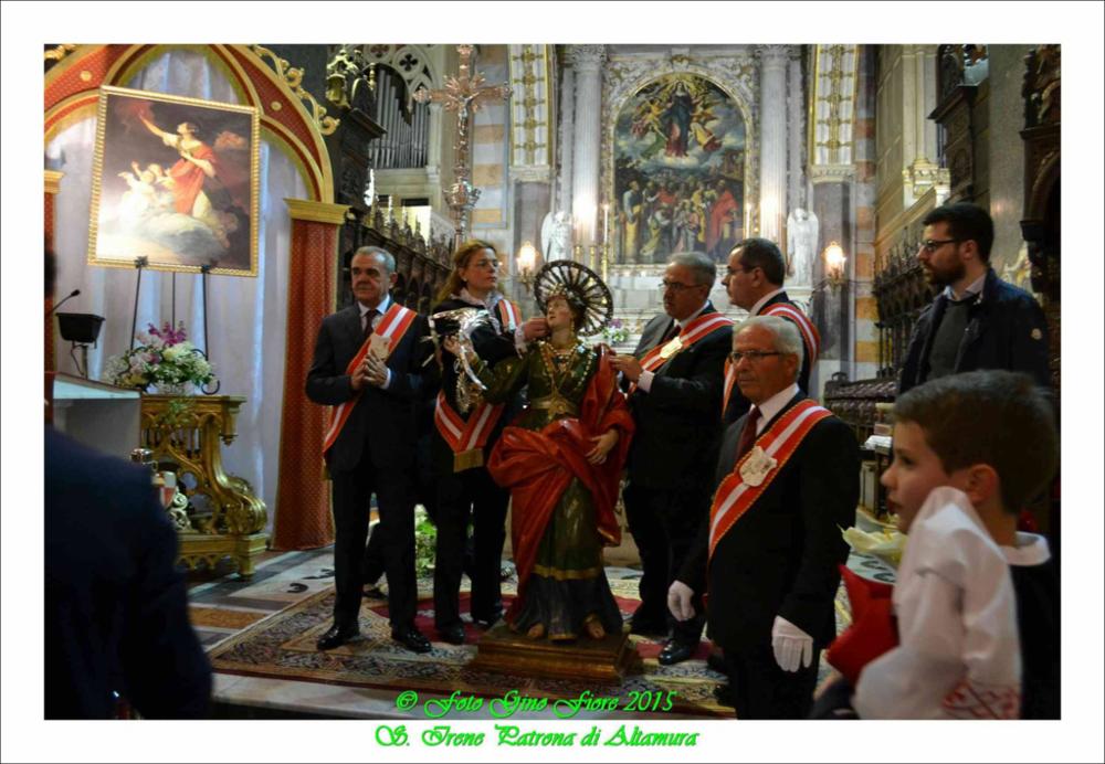 <div class="ql-editor"><div>Lo scatto fotografico del 2015 racconta il momento della preparazione della Statua devozionale di Sant'Irene, Patrona della città di Altamura (BA).</div><div>La festa patronale si celebra il 5 maggio con una Messa votiva e la tradizionale processione per le vie della città. Nel 1792 papa Pio VI concesse anche la celebrazione del Patrocinio della Santa il 16 agosto, ricorrenza che nel 1932 fu anticipata al 14 agosto. Nel 1937 Santa Irene venne proclamata Patrona Principale di Altamura, insieme a San Giuseppe.</div><div>Vergine e martire, Santa Irene è venerata fin dal V secolo, come testimoniano antiche chiese a lei dedicate a Costantinopoli e a Lecce. Ad Altamura il suo culto si sviluppò soprattutto nel XVIII secolo, quand...