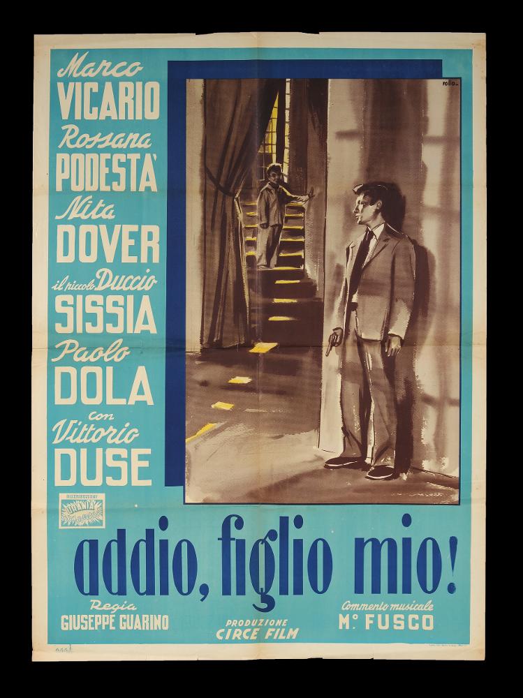 L'immagine riproduce uno dei manifesti conservati presso la Mediateca Regionale Pugliese (vedi Note). Si tratta di una delle versioni grafiche del manifesto del film del 1953 "Addio, figlio mio!", a firma dell'illustratore Rollo. Del film si conserva anche la versione grafica firmata da Tarquini. Rollo si discosta completamente da quest'ultima, realizzando una composizione molto decorativa, in cui lascia parecchio spazio alle informazioni del film, con i nomi degli attori, regia e titolo, scegliendo un lettering aggraziato e ornamentale. A contrasto con i toni dell'azzurro, l'illustrazione realizzata da Rollo ha i toni prevalentemente scuri dei marroni, che accentuano il lato drammatico del film....