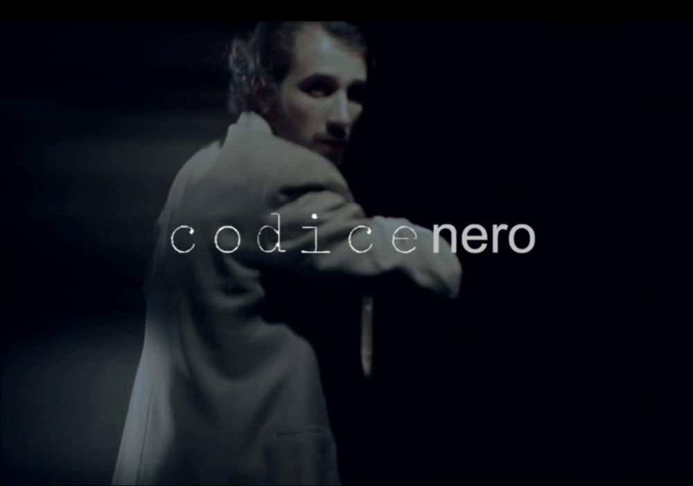 Il video in oggetto è il promo di “Codice Nero”, una delle produzioni 2015-2016, messe in scena dalla compagnia teatrale Koreja di Lecce. Lo spettacolo, scritto e interpretato dal siciliano Riccardo Lanzarone, racconta in un lungo flashback, la storia di Salvatore Geraci, un uomo qualunque, un ex artificiere siciliano. L'ambientazione è significativa, un ospedale, il “codice nero” infatti è il codice assegnato al pronto soccorso ai deceduti. L'opera vuole essere una denuncia, senza retorica, di una realtà del nostro paese: le prestazioni sanitarie differenti a seconda del censo. Un caso di malasanità in scena: lunghe attese nei corridoi, dottoroni dal super ego che umiliano i pazienti. E proprio in questa situazione drammatica, il protagonista si ritrova con il pensiero...