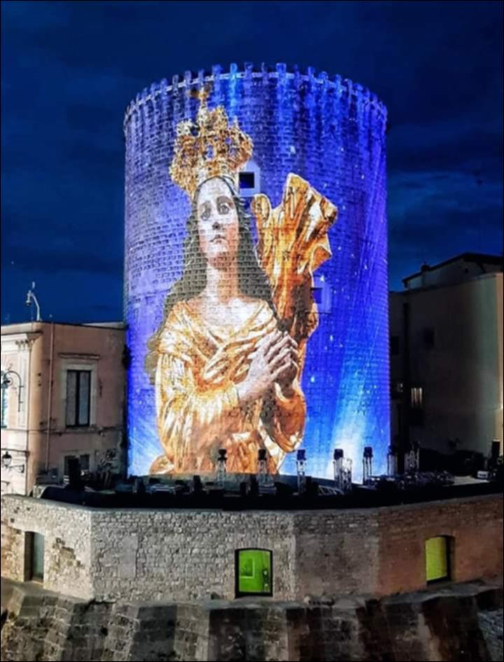 <div class="ql-editor"><div>Lo scatto fotografico mostra il torrione angioino impreziosito dalle scie luminose e proiezioni di immagini: attraverso l’impiego delle nuove tecnologie il passato viene narrato e interpretato in una visione contemporanea e spettacolare.</div><div>La festa patronale in onore della Vergine Immacolata è una delle ricorrenze più sentite dalla comunità di Bitonto. Ogni anno, il 23 maggio, i fedeli si ritrovano ai piedi della statua della Madonna presso Porta Baresana per rinnovare l’antica tradizione legata al cosiddetto “miracolo”.</div><div>La celebrazione si apre con un momento particolarmente suggestivo: lo "scoprimento" della grande tela realizzata dal pittore Gennaro Somma, che raffigura l̵...