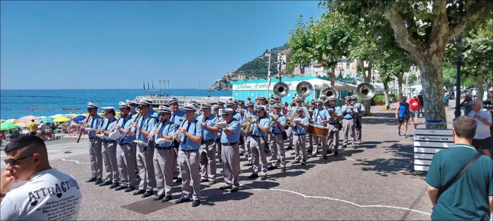 <div class="ql-editor"><div>L’immagine digitale immortala la Banda “Città di Rutigliano” che si esibisce sul lungomare di Minori nell’anno 2025.</div><div>La storia della Banda “Città di Rutigliano” inizia il 10 maggio 1876, quando Giovanni Damato e Riccardo De Bellis promossero la costituzione di un comitato per la fondazione di una banda musicale, chiedendo il sostegno del Comune.</div><div>La Banda nacque ufficialmente il 1° marzo 1877, grazie a 29 cittadini di Rutigliano che, attraverso un azionariato popolare, diedero vita a una realtà destinata a diffondere la cultura musicale tra tutti gli strati della comunità. Fin dagli esordi, i musicisti provenivano soprattutto dal mondo contadino e artigiano.</div>...