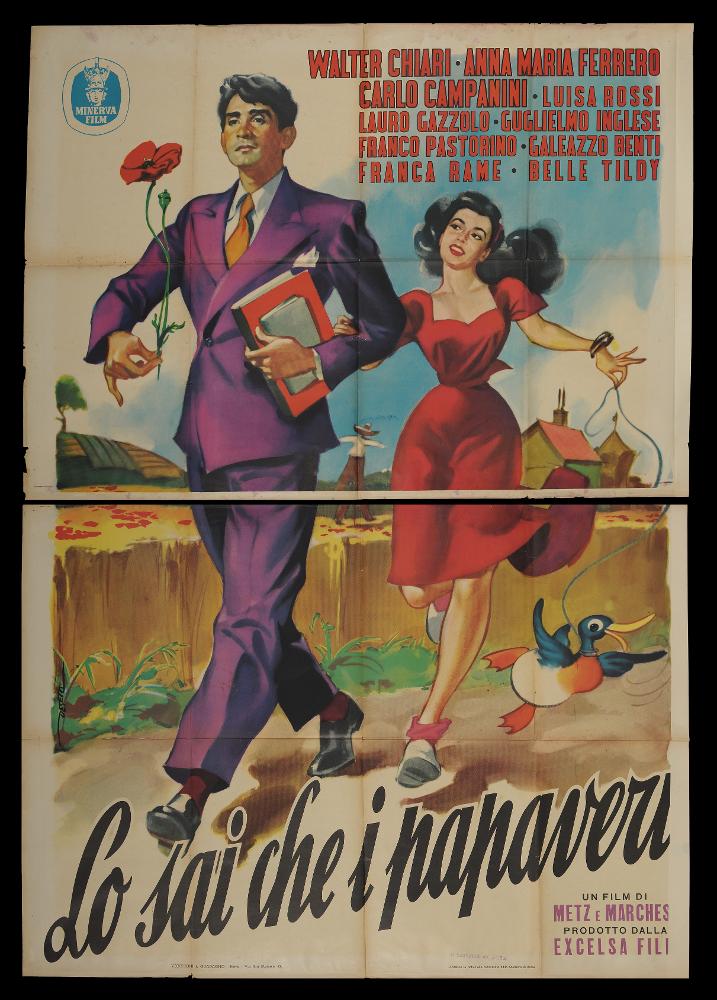 L'immagine riproduce uno dei manifesti conservati presso la Mediateca Regionale Pugliese (vedi Note). Si tratta di una delle versioni grafiche del manifesto del film “Lo sai che i papaveri” del 1952 per la regia di Vittorio Metz e Marcello Marchesi. La firma che si legge sul lato sinistro, in basso è del disegnatore e pittore italiano Deseta (Enrico De Seta), noto come fumettista per giornali satirico-umoristici e periodici per ragazzi e soprattutto per la sua produzione di molte illustrazioni cinematografiche dei film di Stanlio & Ollio. Come per i manifesti sulla coppia comica, anche in questo caso Deseta rende una scena in bianco e nero del film a colori, giocando molto sull’accostamento di tinte molto accese e con punte acide; le linee utilizzate per rappresentare i...