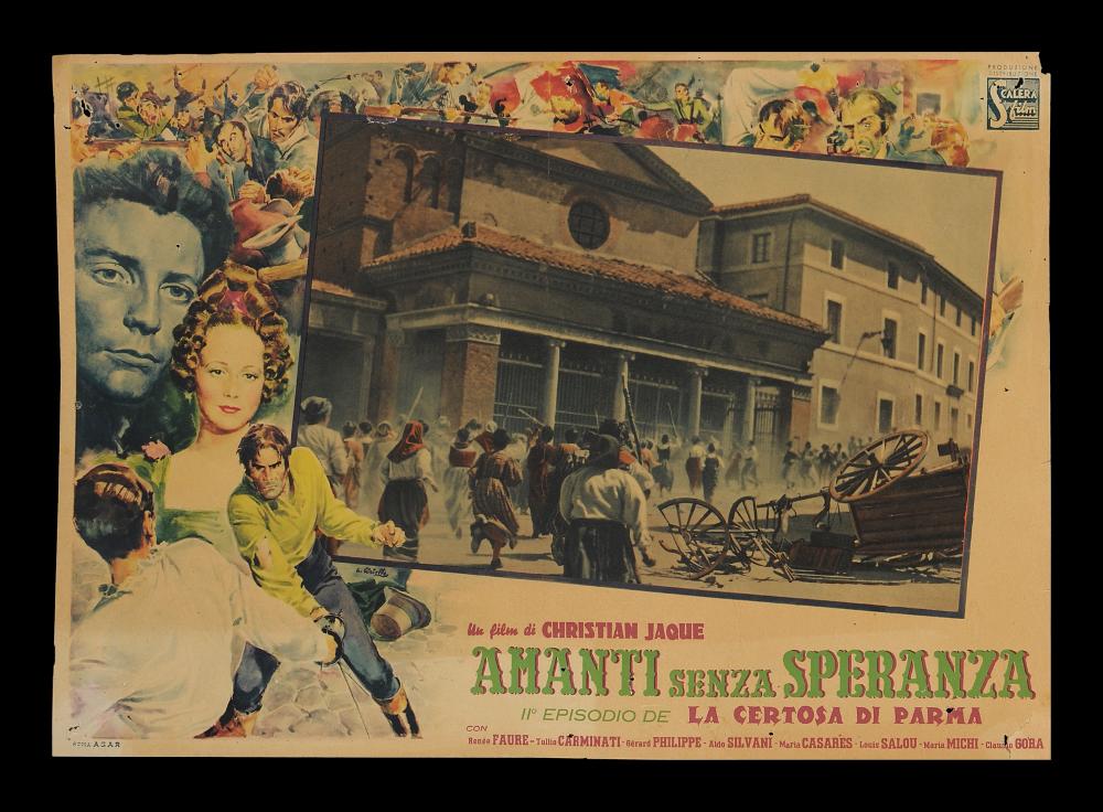 L'immagine riproduce uno dei manifesti conservati presso la Mediateca Regionale Pugliese (vedi Note). Si tratta di una delle fotobuste del film in bianco e nero “Amanti senza speranza”, secondo episodio della “Certosa di Parma” del regista Christian Jaque del 1947. Nella cornice è visibile una fotografia di scena del film, probabilmente il momento dell’occupazione francese di Milano durante la Restaurazione. La parte illustrata si deve al pittore Averardo Ciriello, riconoscibile per il suo tratto elaborato e lo stile colto e maturo. Colpisce la rappresentazione della scena narrativa del tumulto, caratterizzata dall'uso di sfumature volumetriche, tocchi di colore morbidi "emotivi", che denotano una comunicazione visiva chiara e coinvolgente. La massa in rivolta non prese...