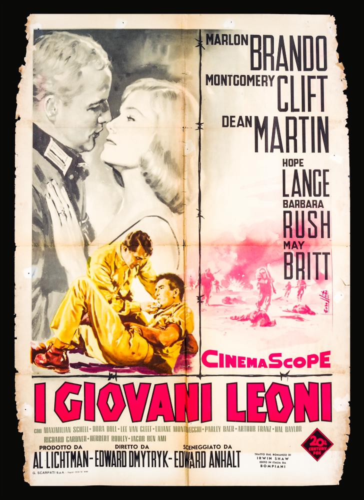 “I giovani leoni“ (titolo originale “The Young Lions”) è un film del 1958 diretto da Edward Dmytryk, tratto dall'omonimo romanzo I giovani leoni scritto da Irwin Shaw dieci anni prima.
Nel cast Marlon Brando, Montgomery Clift e Dean Martin.
Il manifesto cinematografico è opera del celebre pittore di cinema Enzo Nistri, romano classe 1923. Enzo firmò numerosissimi manifesti, realizzati sia per commedie sia per film drammatici, col suo stile semplice ed elegante. Il tratto è raffinato e intenso allo stesso tempo e si accompagna a colori sfumati ma ben contrastati, denotando il suo gusto per la resa dei volumi. Singolari le sue composizioni dove propone più scene evocative del film, ritraendo con estrema cura i protagonisti e trasmettendo una forte carica emotiva.
Il manif...