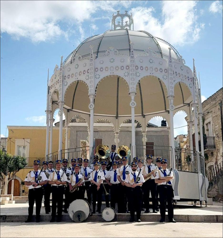 <div class="ql-editor"><div>L’immagine digitale immortala i membri del "Complesso Bandistico Città di San Paolo di Civitate" (FG) che partecipano ad una manifestazione cittadina nella giornata del 26 maggio 2023.</div><div>Questo Complesso Bandistico, fondato nel 1922 dal Maestro Vincenzo Venditti, rappresenta una delle espressioni più importanti della tradizione culturale e musicale della comunità locale. Nato con finalità educative e artistiche, il complesso è divenuto negli anni un importante strumento di formazione musicale, coesione sociale e trasmissione dei valori culturali e religiosi.</div><div>La banda, composta da strumenti a fiato e percussioni, partecipa alle principali celebrazioni civili e religiose di San Paolo di C...