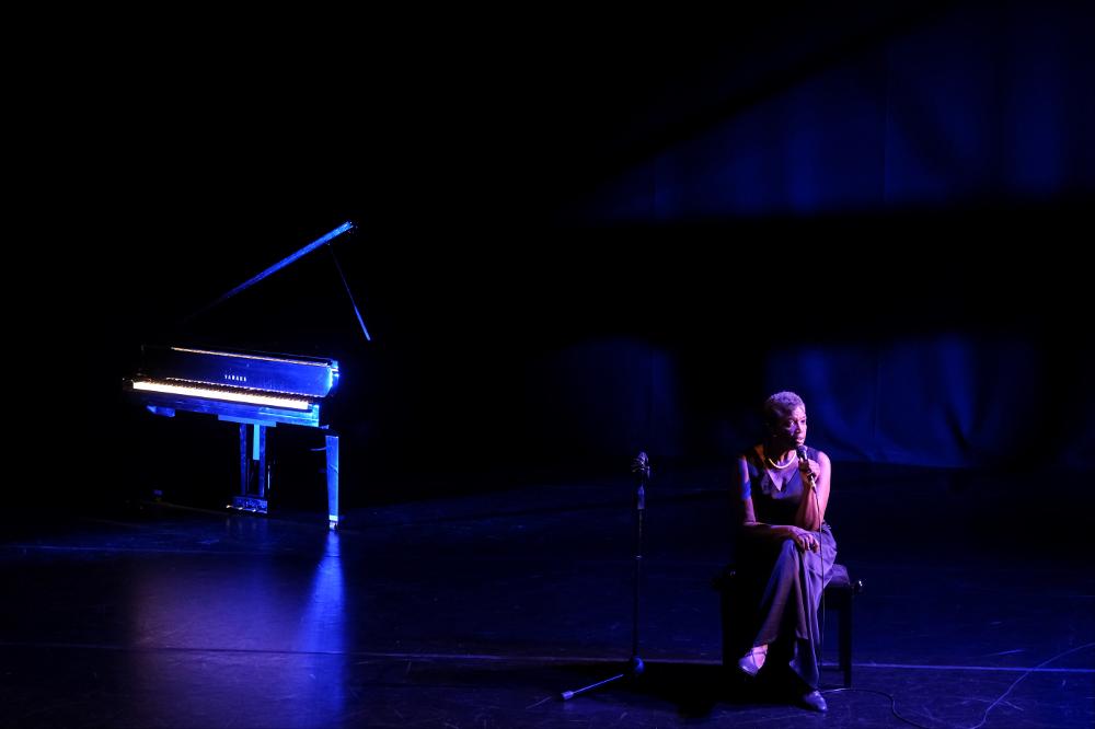 <div class="ql-align-justify">Lo scatto riprende un momento della performance “Nina” di Fanny & Alexander, organizzato presso il Teatro Abeliano il 27 novembre 2024, in occasione del BIG - Bari International Gender Festival.</div><div class="ql-align-justify">“Nina” è un omaggio alla vita di Eunice Kathleen Waymon, cantante, pianista, scrittrice e attivista per i diritti civili, conosciuta dalla maggior parte delle persone con lo pseudonimo di Nina Simone.</div><div class="ql-align-justify">Partendo da documenti audio di interviste radiofoniche e televisive e da discorsi pubblici, la soprano e interprete americana Claron McFadden compone un ritratto mimetico completo dell'artista Nina Simone.</div><div class="ql-align-justify">Fanny & Alexan...