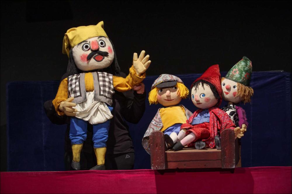 Lo scatto fotografico è rappresentativo della raffinata maestria e sapiente esperienza della Compagnia Granteatrino nell’affascinante mondo del teatro popolare dei burattini. La stagione teatrale settembre-dicembre 2022 della Casa di Pulcinella, diretta da Paolo Comentale, è stata intitolata “Gocciagoccia ci si innamora del teatro” e ha portato in scena numerose produzioni della Compagnia.
Il 3 e il 4 dicembre 2022 è stato rappresentato “Il miracolo di San Nicola”, uno spettacolo che fa riflettere molto grandi e piccini sul significato della santità, riportando in scena le più celebri leggende medievali su San Nicola, illustrate dai disegni di Emanuele Luzzati.
Vivaci burattini e pupazzi colorati raccontano sul palcoscenico alcune di queste leggende, come quella delle t...