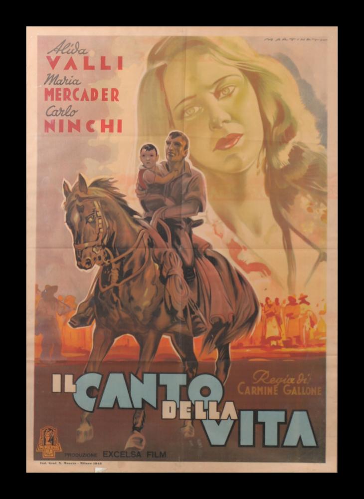 Manifesto a firma di Martinati, con un grande ritratto dell'attrice Alida Valli e in primo piano il protagonista maschile, Carlo Ninchi, a cavallo con in braccio il figlio conteso. Luigi Martinati, toscano di nascita, può considerarsi uno degli interpreti della prima maniera del manifesto di cinema. Nella locandina ci sono tutti gli elementi che contraddistinguono lo stile di Martinati. I giochi di contrasto con colori netti, evidenziati dalla luce, i volti ricchi di espressione ed intensità, una malinconia velata che pervade tutta l'atmosfera, sono tipici delle sue opere. Il manifesto originale è conservato nell’Archivio della Mediateca Regionale Pugliese.
...