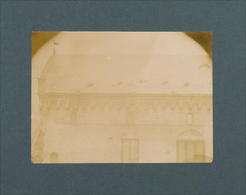 <div class="ql-editor"><div>Documentazione fotografica del fianco sud della Cattedrale di Ruvo di Puglia, con una sequenza di archetti pensili e finestre (XII-XIII secolo).</div><div>﻿La raccolta fotografica di Giuseppe Ceci (1863-1938), studioso delle arti figurative dell’Italia meridionale e tra i promotori delle Società di Storia Patria di Napoli e della Puglia, si inserisce nel vivace clima culturale dell’Italia postunitaria, caratterizzato dal progressivo consolidarsi di una «coscienza nazionale» alimentata anche dal confronto e dal dialogo con le realtà storiche e culturali locali.</div><div>Oggi la Biblioteca Comunale di Andria conserva oltre settecento fotografie dedicate alla Puglia medievale, a Napoli e al patrimonio stor...