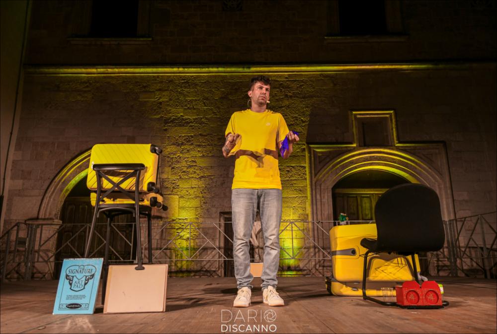 <div>Lo scatto ritrae un momento della rappresentazione intitolata "Uno Spettacolo che mi Vedrei" di Raffaello Corti, esibitosi nella serata del 28 agosto 2024 al Castello Dentice di Frasso di Carovigno, in occasione del BPA Festival V Edizione 2024 - Summer Edition. Con i suoi spettacoli surreali di magia comica, Corti si distingue tra i giovani comici di magia più seguiti sui social, ospite anche di trasmissioni televisive come “I soliti ignoti” e della famosa trasmissione LOL che invita i migliori comici italiani.</div>...