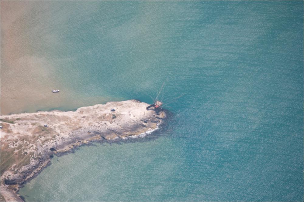 Il comune di Vieste, rientra nell'ambito paesaggistico del Gargano, caratterizzato dall'altopiano calcareo e dai suoi orli terrazzati. Il Gargano presenta una notevole varietà di paesaggi rurali di gran pregio, in gran parte storici e tradizionali, i quali sono il risultato di coltivazioni e tecniche di regimazione e presidio del suolo di tipo tradizionale. La fascia costiera rappresenta un mosaico di morfo-tipologie rurali, che va ad identificare un paesaggio riconoscibile che si struttura a partire dal lago costiero di Varano e arriva fino a Manfredonia. Nella sequenza che va dalla linea di costa verso i rilievi montani, si trovano nella porzione pianeggiante, o la prevalenza di mosaici agricoli, alternato al tipo agricolo periurbano in corrispondenza dei centri, o la...