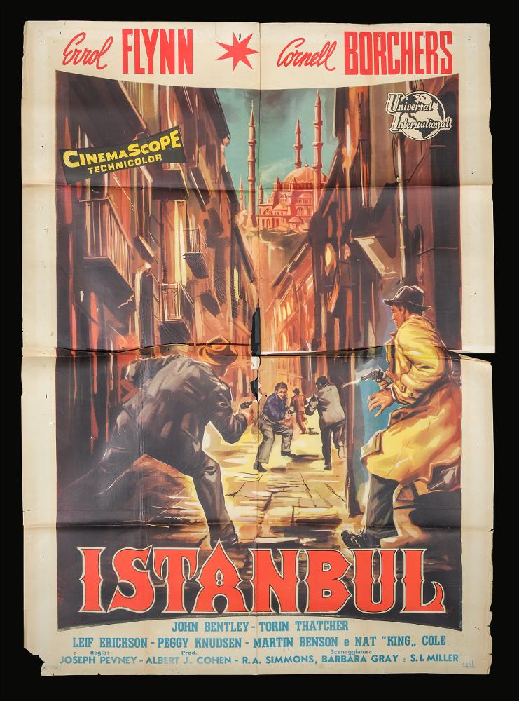 L'immagine riproduce uno dei manifesti conservati presso la Mediateca Regionale Pugliese (vedi Note). Si tratta di una delle versioni grafiche del manifesto del film "Istanbul" del 1957 per la regia di Joseph Pevney. Bellissima questa composizione ambientata in un vicolo della città turca, come ben si intuisce dalla presenza sullo sfondo della moschea blu, fra le più belle della città. Perfetta la dinamicità e la prospettiva dei personaggi che si muovono nello spazio ristretto della via mentre si rincorrono armati durante uno scontro armato. Anche nella scelta del lettering del titolo vi sono rimandi 'arabeggianti', come si può notare nelle parti finali delle lettere ondeggianti e sinuose, caratteristiche che riportano alla memoria l’importanza dell’arte calligrafica pr...