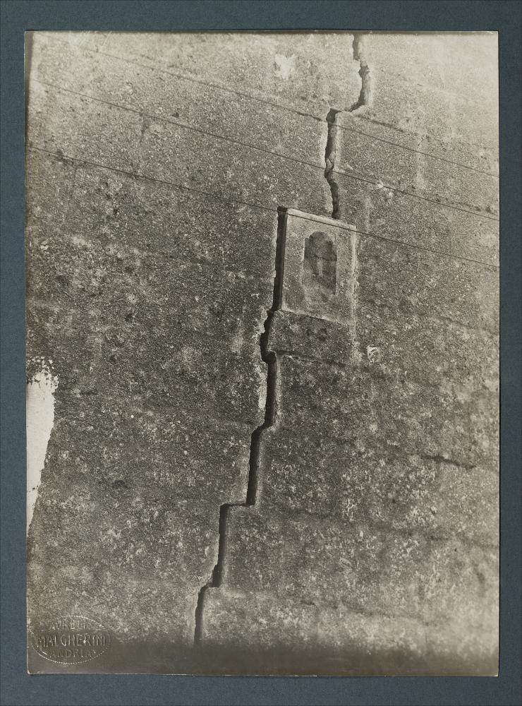<div class="ql-editor"><div>Documentazione fotografica: lesione esterna muro est, convento benedettine, Andria. Foto di Aurelio Malgherini.</div><div><br></div><div>La raccolta fotografica di Giuseppe Ceci (1863-1938), studioso delle arti figurative dell’Italia meridionale e tra i promotori delle Società di Storia Patria di Napoli e della Puglia, si inserisce nel vivace clima culturale dell’Italia postunitaria, caratterizzato dal progressivo consolidarsi di una «coscienza nazionale» alimentata anche dal confronto e dal dialogo con le realtà storiche e culturali locali.</div><div>Oggi la Biblioteca Comunale di Andria conserva oltre settecento fotografie dedicate alla Puglia medievale, a Napoli e al patrimonio storico-artistico dell’I...