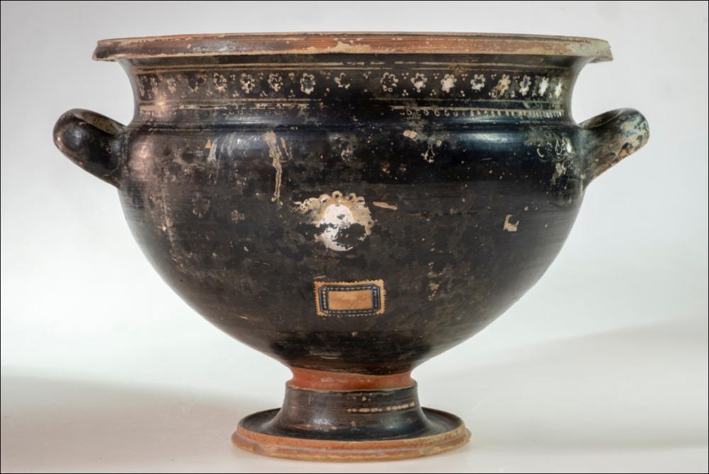 <div class="ql-editor"><div>La coppa-bacino di Gnathia, di grandi dimensioni, appartiene a un gruppo di reperti di generica provenienza da Soleto, entrati nel Museo nella seconda metà dell’Ottocento e acquisiti al patrimonio dell’allora Provincia di Terra d’Otranto. I reperti furono inventariati e sistemati nelle collezioni museali solo all’inizio del 1928, nell’ambito del riordino del Museo. Il vaso presenta un ampio orlo estroflesso, un collo cilindrico e una grande vasca emisferica, sostenuta da un largo piede svasato. Le anse, disposte obliquamente, sono realizzate a bastoncello. La decorazione, ottenuta con colori applicati sulla superficie del vaso, è particolarmente vivace. Sul collo compaiono rosette e piccoli punti bianch...