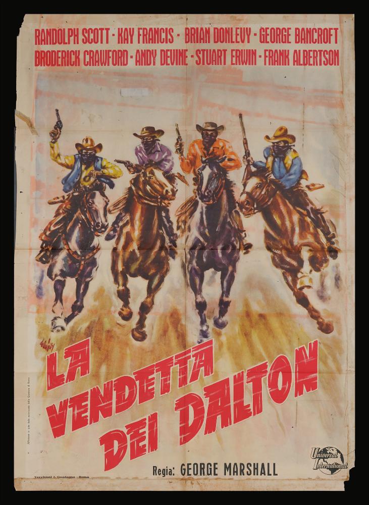 L'immagine riproduce uno dei manifesti conservati presso la Mediateca Regionale Pugliese (vedi Note). Si tratta di una delle versioni grafiche per il manifesto del film in bianco e nero "La vendetta dei Dalton" del 1940 per la regia di George Marshall. La composizione grafica è a firma di De Amicis (Aldo De Amicis) come si evince dalla firma sul lato a sinistra. Illustratore romano, ha iniziato la sua carriera come vignettista del periodico a fumetti “Il Vittorioso”, opportunità che gli permise una maturazione stilistica tale da renderlo più sicuro e pronto per il mondo della cartellonistica. La composizione colpisce proprio per l’illustrazione che ricorda il mondo dei fumetti e riporta subito alla mente dello spettatore le figure e gli scenari del mondo dei cowboys. De...