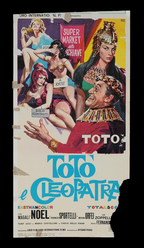 L'immagine riproduce uno dei manifesti conservati presso la Mediateca Regionale Pugliese (vedi Note). Si tratta di una delle versioni grafiche della locandina del film "Totò e Cleopatra”, a firma dell’illustratore Bob Deseta. La composizione fresca e moderna, dai colori accesi e in netto contrasto (che sembrano anticipare già quelli del filone pop), delinea perfettamente il carattere comico di uno dei film della serie fortunata e numerosa di lungometraggi italiani che videro il "principe della risata" protagonista assoluto. Ritratto in una delle sue risate famose, Totò è attorniato dalle figure femminili immancabili, che all'epoca incarnavano lo stereotipo della donna "femme fatale"....
