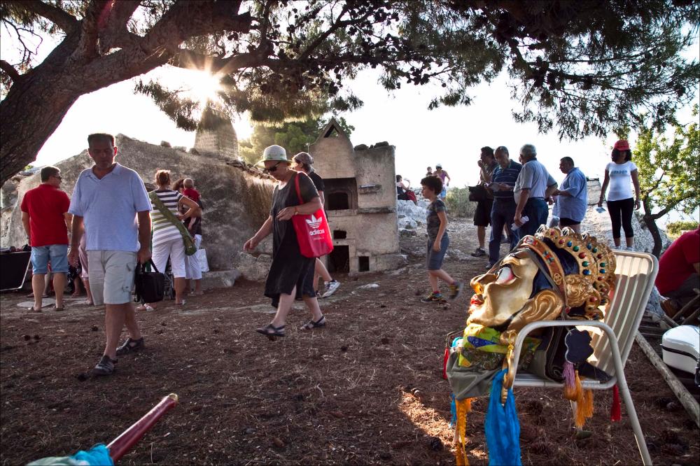 La fotografia è parte della collezione digitale “Puglia Green Hour”nata dall'omonimo progetto di Teatro Pubblico Pugliese. Fu organizzato su un calendario fitto e intenso di spettacoli programmati tra giugno e luglio 2012 all'interno dei Parchi Regionali della Puglia, per parlare di arte, musica, teatro e filosofia ispirati dalle bellezze primordiali del paesaggio pugliese in aree territoriali spesso dimenticate o poco valorizzate. L'immagine cattura il momento conclusivo della suggestiva visita guidata pomeridiana che ha portato il pubblico alla scoperta del Parco Archeologico di Monte Saraceno e alla necropoli Dauna, sul Gargano, prima della performance “Tenger Minii” delle “Hulan”, gruppo al femminile proveniente dalla Mongolia, formato da 8 artiste tra musiciste, co...