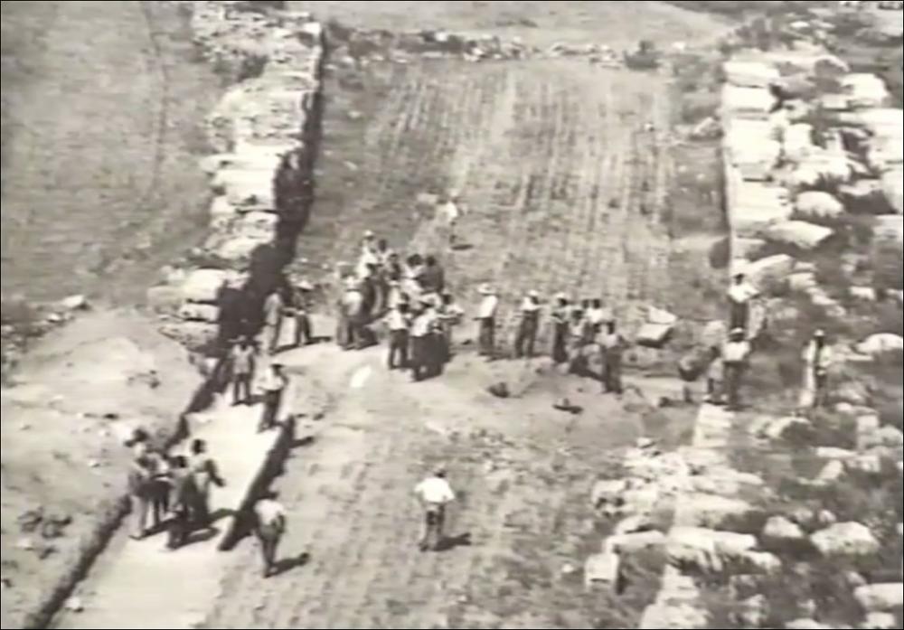Il documentario in oggetto, realizzato in occasione della mostra "Oltre le mura" dalla Soprintendenza dei Beni Archeologici della Puglia e l'Università di Lecce, nasce con l'intento di rendere nota e conservare la memoria storica di Manduria, tra le più attive città messapiche delle storia. Il video raccoglie diverse testimonianze e considerazioni di tutto il materiale rinvenuto nell'area archeologica di Manduria durante gli scavi condotti da Nevio Degrassi nel 1953. Dunque una ulteriore risorsa realizzata per valorizzare Manduria, città che merita la giusta attenzione in quanto custode di un patrimonio storico-monumentale di eccezionale interesse.