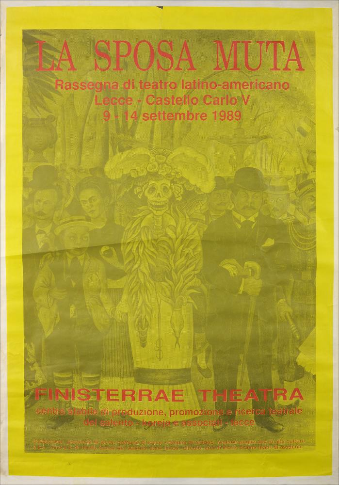 L'immagine in oggetto riproduce la locandina de "La sposa muta", rassegna di teatro latino-americano che si svolse a Lecce nel Castello Carlo V nel settembre 1989, a cura di Teatro Koreja. La grafica impostata sul tono acceso del giallo, raffigura una serie di personaggi latino americani, tra i quali si riconosce la nota pittrice Frida Kahlo, icona del mondo contemporaneo in tutto il mondo. Al centro, uno scheletro con begli abiti femminili rende omaggio alla cultura dei morti sud americana, in particolare messicana, la cui festa dei defunti è molto folcloristica e viene celebrata con musiche, cibi tradizionali e vivaci rappresentazioni caricaturali della morte e dei defunti.