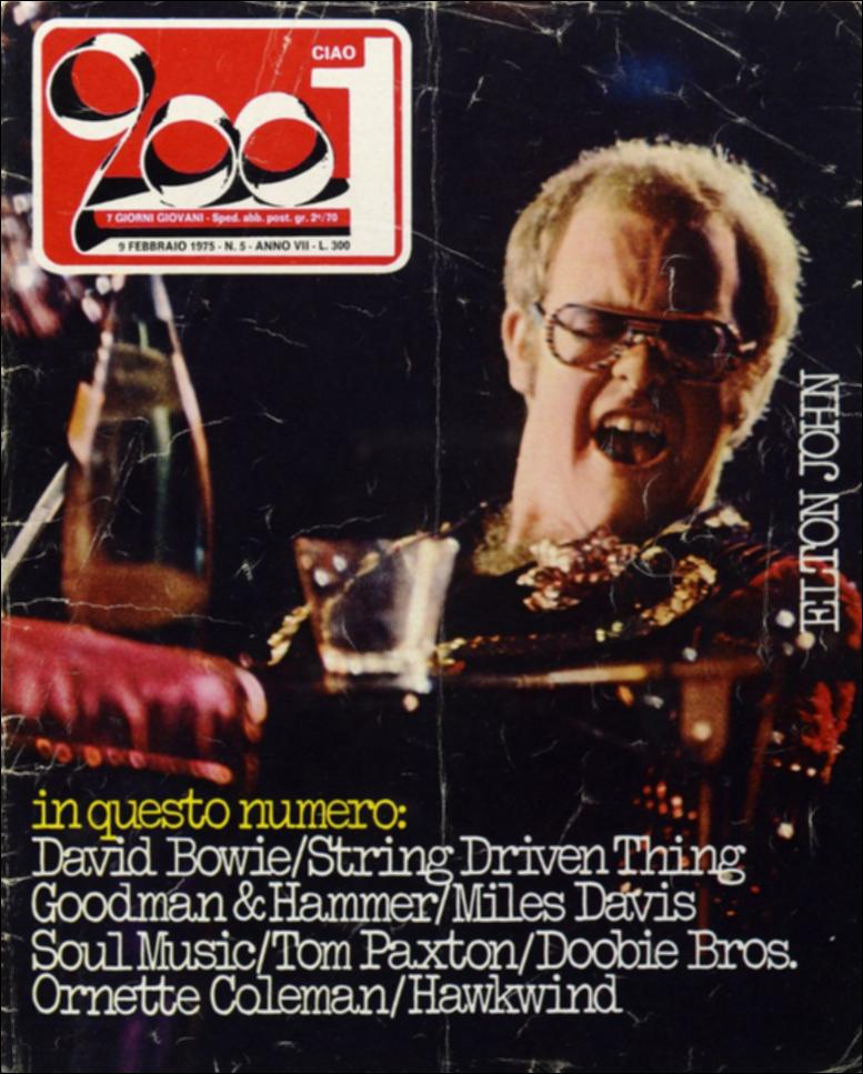 La risorsa in oggetto fa parte dei documenti editoriali selezionati dal Fondo MEM in occasione dell’esposizione "Sulle tracce di David Bowie. L’uomo delle stelle nelle riviste musicali italiane dagli anni ’70 ai ’90" curata da Claudia Attimonelli (Università degli Studi di Bari Aldo Moro, MEM, Future in Research). È un viaggio nel passato che mostra in che modo l’artista fu presentato e rappresentato in uno dei principali medium dell’epoca: le riviste musicali. Nello specifico il documento digitale riporta, oltre la copertina della rivista, le pagine esposte nel percorso di visita. A pagina 12 un David Bowie vestito con un tailleur chiaro, campeggia a figura intera sul foglio. In copertina ritroviamo un giovane Elton John durante una sua esibizione.