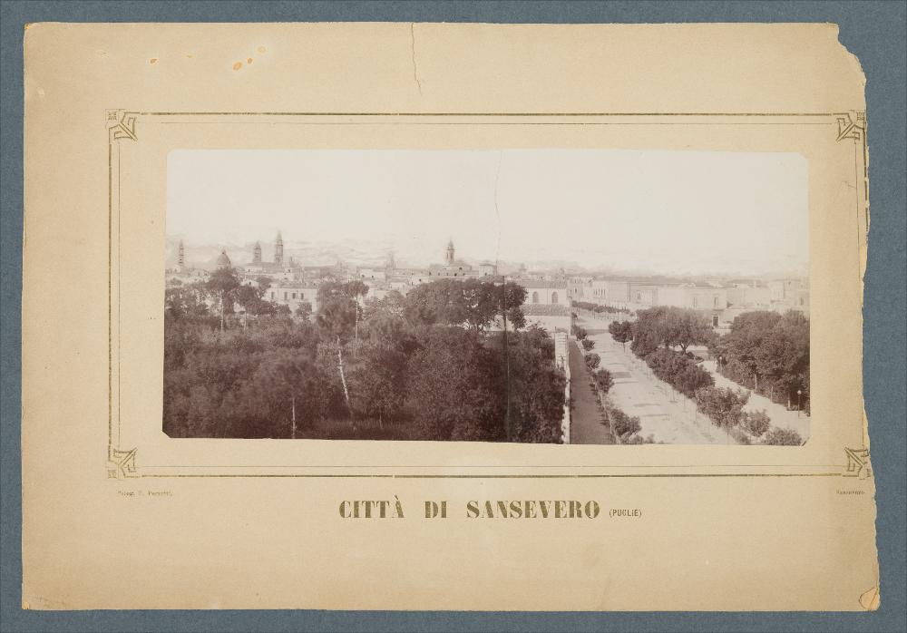 <div class="ql-editor"><div>Documentazione fotografica con veduta urbana di San Severo (fotografia di F. Perretti).</div><div>L'immagine digitale fa parte della raccolta fotografica di Giuseppe Ceci (1863-1938), studioso delle arti figurative dell’Italia meridionale e tra i promotori delle Società di Storia Patria di Napoli e della Puglia. Tale raccolta si inserisce nel vivace clima culturale dell’Italia postunitaria, caratterizzato dal progressivo consolidarsi di una «coscienza nazionale» alimentata anche dal confronto e dal dialogo con le realtà storiche e culturali locali.</div><div>Oggi la Biblioteca Comunale di Andria conserva oltre settecento fotografie dedicate alla Puglia medievale, a Napoli e al patrimonio storico-artistico dell&...