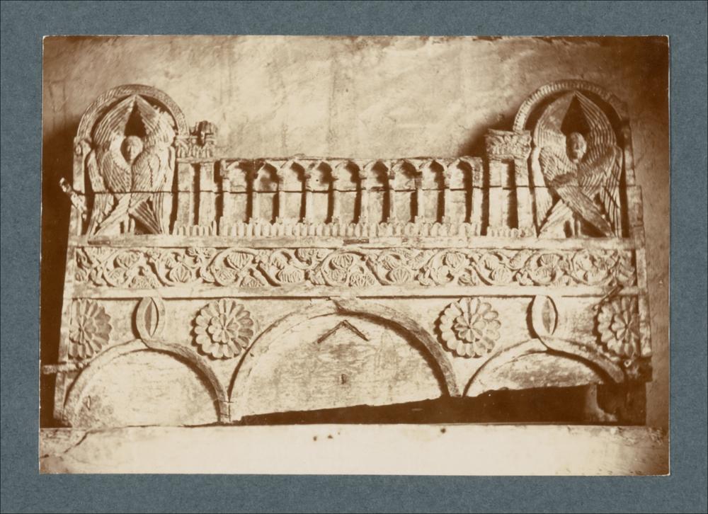 <div class="ql-editor"><div>Documentazione fotografica dell'<span>architrave con archetti ciechi e cherubini, parte dell’iconostasi in legno, databile al XII secolo, della Chiesa di Santa Maria in Valle Porclaneta a Rosciolo (AQ).</span></div><div class="ql-align-justify">L'immagine digitale fa parte della raccolta fotografica di Giuseppe Ceci (1863-1938), studioso delle arti figurative dell’Italia meridionale e tra i promotori delle Società di Storia Patria di Napoli e della Puglia. Tale raccolta si inserisce nel vivace clima culturale dell’Italia postunitaria, caratterizzato dal progressivo consolidarsi di una «coscienza nazionale» alimentata anche dal confronto e dal dialogo con le realtà storiche e culturali locali.</div><div cl...