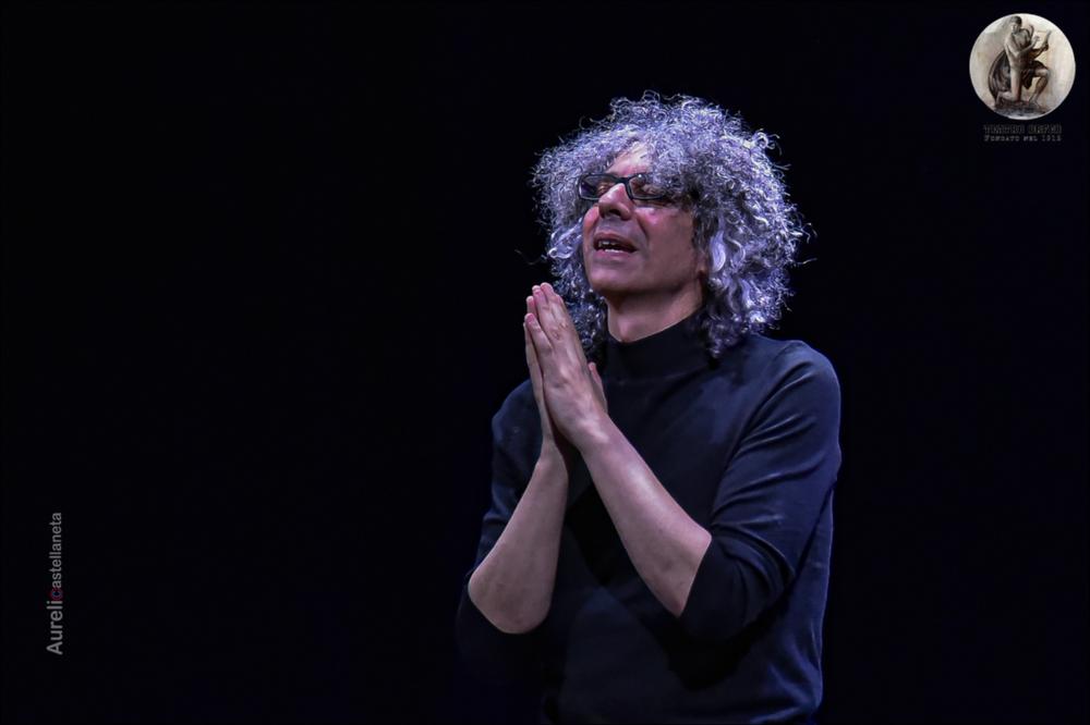 <div>Lo scatto immortala una scena del concerto del celebre Maestro Giovanni Allevi per il Cinema Teatro Orfeo di Taranto, nella serata del 30 aprile 2024, nell’ambito dell’"Estasi Tour".</div><div>L’Estasi Tour di Giovanni Allevi, in formula piano solo, è un concerto intimo ed emozionante dove il compositore esegue i brani della sua più recente opera “Estasi”, oltre a pezzi selezionati dalla sua carriera.</div><div>Attraverso il suo pianoforte, Allevi guida il pubblico in un percorso di profonde emozioni: riflessione, tenerezza, energia – fino alla sensazione sublime dell’estasi.</div>