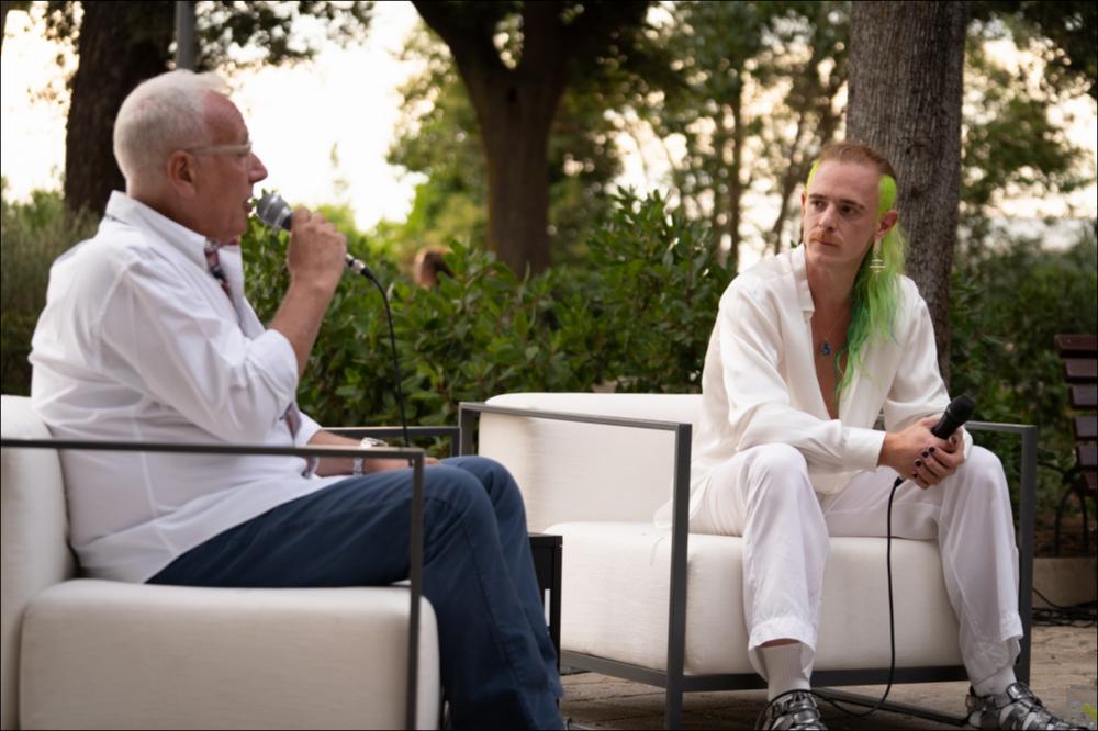 Nella foto Massimo Oldani di Radio Capital intervista Simone Benussi, in arte MACE, uno dei nomi più importanti della scena musicale italiana contemporanea che arriva a Locorotondo con il “VIVA! SPECIAL DJ SET”, realizzato in esclusiva per il festival.
La musica di Mace è fatta di contaminazioni derivanti dai suoi numerosi viaggi nel mondo. Come Deejay ha esportato nel mondo il collettivo RESET!, come producer ha collaborato con alcuni dei più grandi artisti italiani degli ultimi anni (Salmo, Ghali, Fabri Fibra, Marracash, Ernia, Guè Pequeno, per citarne alcuni). Il suo ultimo concept album, “OBE”, certificato disco di platino, contiene la partecipazione dei più̀ importanti esponenti della scena italiana e dopo una settimana dalla sua uscita è risultato l’album d’esord...