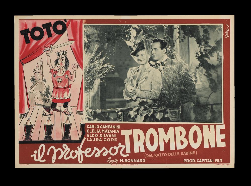 L'immagine riproduce uno dei manifesti conservati presso la Mediateca Regionale Pugliese (vedi Note). Si tratta di uno dei soggetti per la fotobusta del film italiano "Il professor Trombone", la cui illustrazione è a firma dello Studio Bardi. L'opera si mostra notevole per il suo aspetto delicato e decorativo, accentuato anche dalla scelta del font del titolo. L'illustrazione, resa con pochi colori e tratti veloci ha uno stile quasi caricaturale che mostra l'attore Totò con le sue caratteristiche fisiche e le sue tipiche smorfie. Il disegno accompagna come di consueto una fotografia tratta da una delle scene del film....