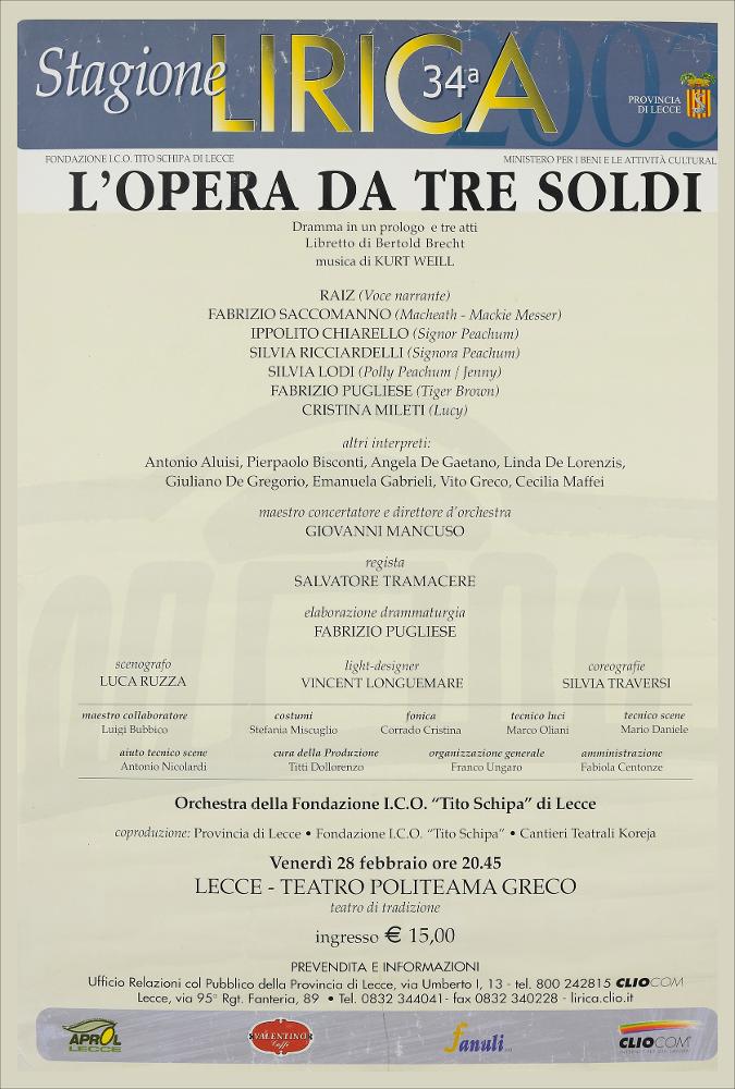 L'immagine in oggetto riproduce la locandina dello spettacolo "L'opera da tre soldi", dramma in tre atti di Bertold Brecht. Si tratta di un'opera messa in scena per la 34° stagione lirica della Fondazione Tito Schipa di Lecce, per la quale il Teatro Koreja fu coproduttore con la Fondazione e la Provincia di Lecce. La locandina, dal carattere stilistico puramente informativo, riporta interpreti, attori ed autori dell'opera, tra i quali si riconoscono anche alcuni protagonisti della storia del Teatro Koreja, primo tra tutti Salvatore Tramacere che fu regista del dramma in tre atti.