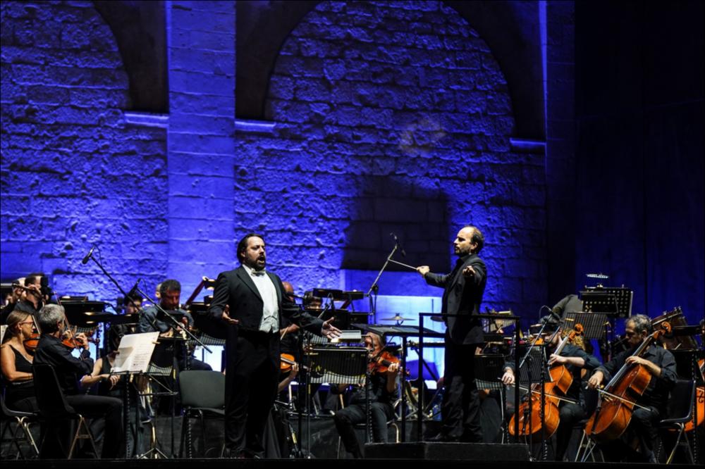 Nella foto il tenore Luciano Ganci al suo debutto a Martina Franca il 5 agosto 2021 durante il concerto conclusivo della 47ª edizione del Festival della Valle d’Itria, dedicato alla musica di Astor Piazzolla nel centenario dalla sua nascita.
Il tenore è stato accompagnato dal bandoneon Mario Stefano Pietrodarchi e dall’Orchestra ICO della Magna Grecia diretta da Gianluca Marcianò....