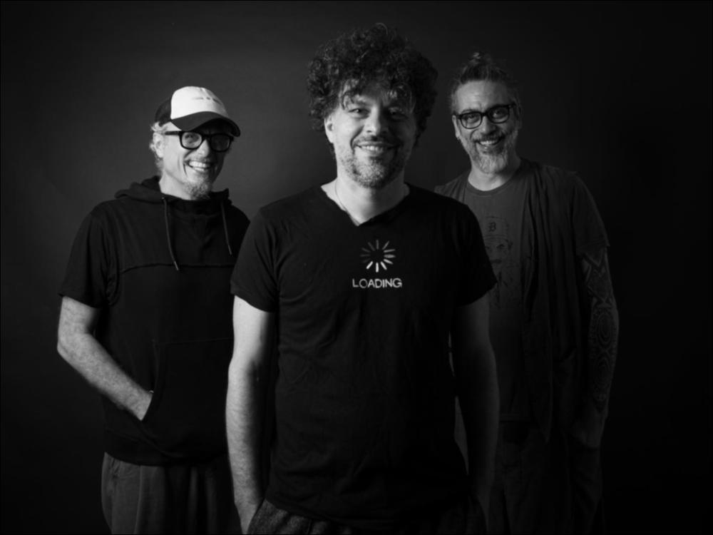 <div>Lo scatto ritrae il duo Discoverland insieme a Niccolò Fabi, protagonisti dello spettacolo del 19 ottobre 2024 allo Spazioporto/Cineporto di Taranto, nell’ambito di <em>Cinzella d’Inverno – seconda parte</em> del Cinzella Festival.</div><div>I Discoverland, progetto nato nel 2011 dalla collaborazione tra Pier Cortese e Roberto Angelini, si distinguono per una ricerca sonora raffinata e per un approccio creativo alla reinterpretazione musicale. A settembre 2024 il duo ha pubblicato un concept album di inediti, presentato attraverso un tour nei teatri e nei club italiani.</div><div>La presenza di Niccolò Fabi ha dato ulteriore valore artistico al progetto, grazie alla sua profonda sensibilità autoriale. Il 12 settembre è uscito i...