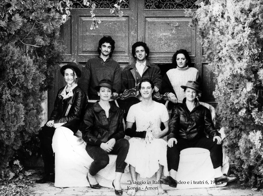 La fotografia in bianco e nero cattura un ricordo del gruppo di artisti che misero in atto la rappresentazione teatrale “Amori”, messa in scena nel 1988 dal Teatro Koreja, nell'ambito della rassegna annuale “Aradeo e i Teatri”, un appuntamento con il teatro sperimentale che la compagnia nata nel 1983 nel piccolo borgo salentino di Aradeo porta avanti sin dall'anno della sua fondazione. “Amori” trae ispirazione dal dramma “Le tre sorelle” di Anton Checov del 1900, immerso nei vizi e nelle dinamiche spesso soffocanti della realtà meridionale. Accomunate dallo stesso destino di vivere insieme, nella stessa casa, in un paese dove non succede niente, le tre sorelle Caterina, Maria e Teresa non possono far altro che raccontare al loro amico "del cuore" i loro segreti, le pass...