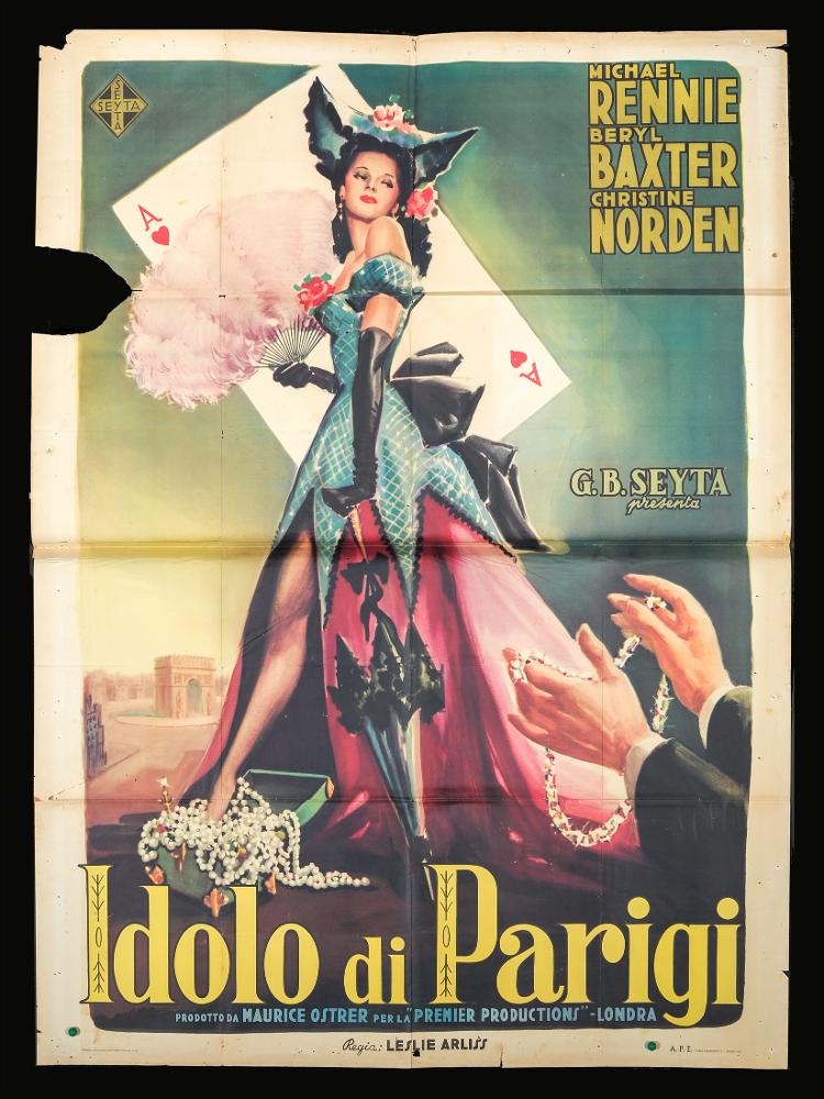 L'immagine riproduce uno dei manifesti conservati presso la Mediateca Regionale Pugliese (vedi Note). Si tratta del manifesto del film "Idolo di Parigi". L'illustrazione pittorica, anche se priva di firma, si può considerare un notevole esempio di pittura di cinema della fine degli anni '40. La figura intera slanciata di Christine Norden occupa lo spazio in modo ben proporzionato al centro, catturando l'attenzione del fruitore. La pittura è morbida e realistica ed esalta la donna con grazia e fascino. Tutto intorno, sono creati molti elementi di dettaglio che raccontano la trama del film. Chiude la composizione il titolo ben in evidenza che crea un effetto decorativo....