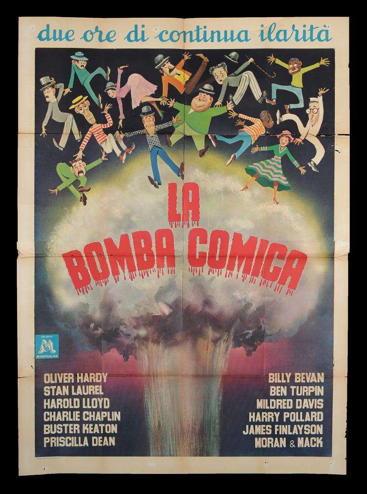 L'immagine riproduce uno dei manifesti conservati presso la Mediateca Regionale Pugliese (vedi Note). Si tratta del manifesto del film amenricano "La bomba comica" del 1958. È una delle moltissime composizioni realizzate per la comicità di Stanlio & Ollio, il duo iconico tra i più amati della storia del cinema. Una enorme esplosione fa saltare in aria i grandi maestri della risata: oltre a Stanlio e Ollio si possono riconoscere Charlie Chaplin, Harold Lloyd, Buster Keaton, Oliver Hardy, Ben Turpin, James Finlayson, Billy Bevan e tanti altri ancora, tutti ritratti in chiave fumettistica e giocosa. Il claim in alto - "Due ore di continua ilarità" -completa il manifesto, esaltando il carattere comico del film....