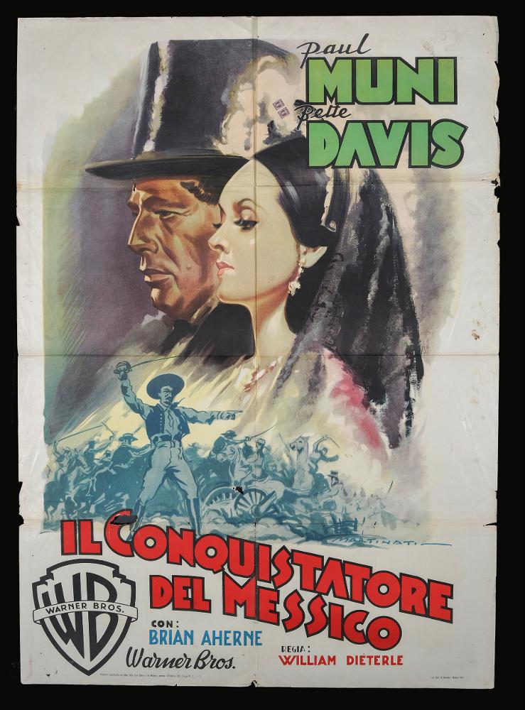 L'immagine riproduce uno dei manifesti conservati presso la Mediateca Regionale Pugliese (vedi Note). Si tratta di una delle versioni grafiche del manifesto del film americano "Il conquistatore del Messico", a firma del toscano Martinati (Luigi Martinati). Fondatore con Anselmo Ballester e Alfredo Capitani dello studio BCM, società di produzione di manifesti per il cinema, è da considerarsi uno dei maggiori interpreti della prima maniera del manifesto di cinema. La composizione grafica presenta infatti le caratteristiche tipiche dello stile del pittore, fatta di austerità ed eleganza pittorica. Si notano giochi di contrato con tonalità di colore scure e la luce che delinea con vigore i volti dei due protagonisti ritratti, accentuando l'intensità di espressione e una mal...