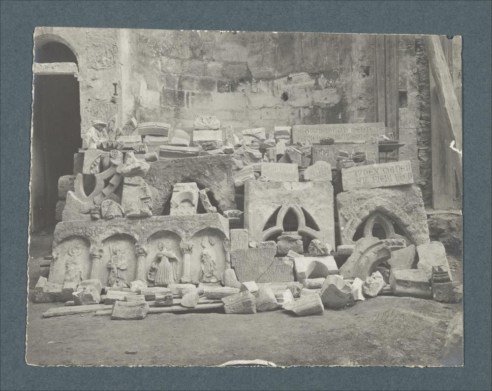 <div class="ql-editor"><div>Documentazione fotografica di frammenti della decorazione medievale della Cattedrale di Santa Maria Assunta in Cielo di Conversano, da uno scatto fotografico di Casimiro Angelo Russo.</div><div class="ql-align-justify">L'immagine digitale fa parte della raccolta fotografica di Giuseppe Ceci (1863-1938), studioso delle arti figurative dell’Italia meridionale e tra i promotori delle Società di Storia Patria di Napoli e della Puglia. Tale raccolta si inserisce nel vivace clima culturale dell’Italia postunitaria, caratterizzato dal progressivo consolidarsi di una «coscienza nazionale» alimentata anche dal confronto e dal dialogo con le realtà storiche e culturali locali.</div><div class="ql-align-justify">Oggi la B...