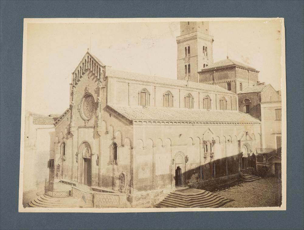 <div class="ql-editor"><div>Immagine digitalizzata di una fotografia di Romualdo Moscioni che ritrae una veduta della Cattedrale di Matera (XIII secolo).</div><div>L'immagine digitale fa parte della raccolta fotografica di Giuseppe Ceci (1863-1938), studioso delle arti figurative dell’Italia meridionale e tra i promotori delle Società di Storia Patria di Napoli e della Puglia. Tale raccolta si inserisce nel vivace clima culturale dell’Italia postunitaria, caratterizzato dal progressivo consolidarsi di una «coscienza nazionale» alimentata anche dal confronto e dal dialogo con le realtà storiche e culturali locali.</div><div>Oggi la Biblioteca Comunale di Andria conserva oltre settecento fotografie dedicate alla Puglia medievale, a Napoli e...