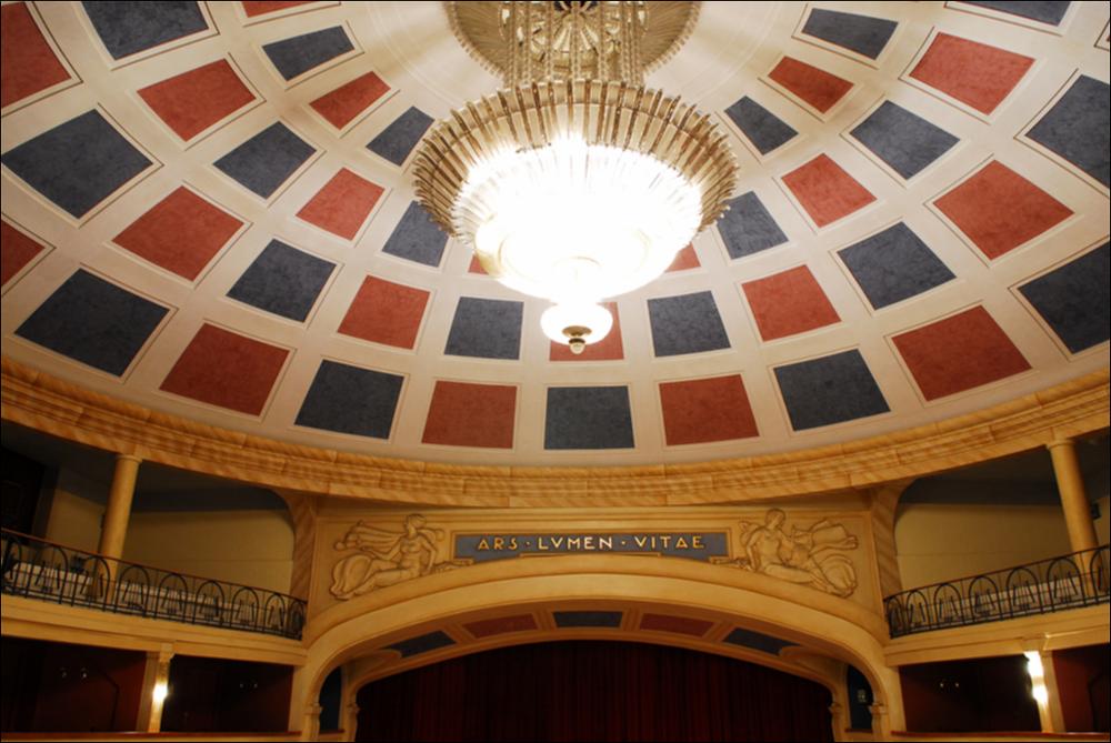 L'immagine è parte della campagna fotografica realizzata dalla fotografa Margherita Mirabella per Teatro Pubblico Pugliese che, con i suoi scatti, ha ripreso le eleganti architetture e i rifiniti dettagli di alcuni dei più bei teatri pugliesi e di alcuni spettacoli teatrali portati in scena in questi ultimi anni. In foto la grande cupola dalla quale pende l'imponente lampadario in vetro di Murano che sovrasta e illumina la sala del Teatro Comunale "Giuseppe Verdi" di San Severo, riconosciuto come la più grande struttura teatrale di Capitanata e terzo teatro all'italiana più importante di Puglia dopo il Petruzzelli di Bari e il Politeama Greco di Lecce Il monumento, originariamente denominato teatro Comunale del Littorio, viene progettato dall'architetto Cesare Bazzani r...