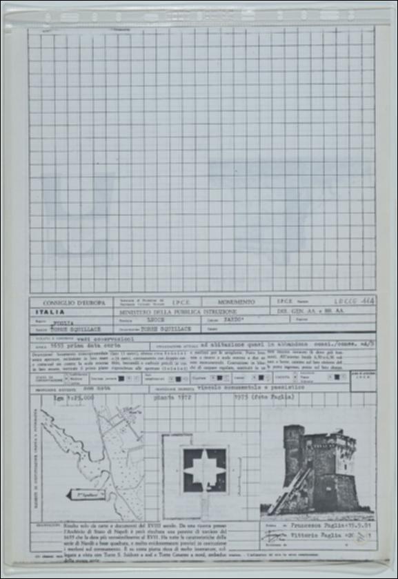 La scheda in oggetto è parte del volume “Censimento delle opere fortificate in Puglia”, risultato dell'attività promossa dalla Regione Puglia tra il 1981 e il 1982, per individuare e descrivere le principali costruzioni in muratura presenti nel territorio. Composta da due fogli sciolti, è redatta da Francesca Faglia il 19 settembre 1981. Torre Squillace è situata a Nardò in provincia di Lecce in zona costiera. La costruzione è attribuibile al XVII secolo e rappresenta una delle torri della serie di Nardò.  La costruzione fortificata su due livelli si compone di un alto basamento troncopiramidale senza aperture sul quale s’innesta il volume a base quadrata di circa 13 metri per lato per una altezza totale di 16 metri. L’accesso al piano superiore è consentito tramite una...
