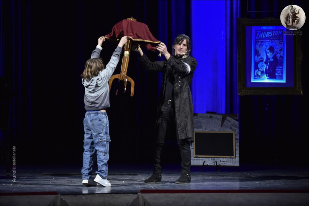 <div>Lo scatto riprende una scena dello spettacolo intitolato "Incantesimi - la musica non è mai stata così magica" di e con il mago Antonio Casanova, esibitosi al Teatro Orfeo di Taranto il 13 dicembre 2024.</div><div>Il celebre illusionista, noto al grande pubblico grazie alle sue esibizioni televisive, ha incantato il pubblico senza l’ausilio di trucchi televisivi, ma con pura magia dal vivo, e ha trasportato gli spettatori in un universo di illusioni dove sono stati non solo osservatori, ma anche parte attiva dell’esperienza. Un viaggio emozionale che intreccia illusionismo e coinvolgimento diretto, fondendo la magia della scena con la partecipazione del pubblico.</div>