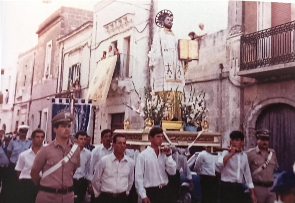 <div class="ql-editor"><div>Questa foto storica digitalizzata, databile agli anni ‘70, documenta il coinvolgimento dei fedeli nella partecipazione alle processioni religiose in onore del Santo Patrono San Gaetano a Lizzano (TA): la statua devozionale percorre le vie del paese attorniata da devoti in preghiera.</div><div>La festa patronale in onore di San Gaetano da Thiene si celebra a Lizzano il 6 e 7 agosto, con solenni festeggiamenti religiosi e civili.</div><div>Le celebrazioni iniziano nella Chiesa Matrice di San Nicola con la Novena, che si svolge dal 29 luglio al 6 agosto. In questo periodo viene solennemente esposta l’antica statua del Santo, secondo il tradizionale rito dell’intronizzazione. Ogni sera si recita la Preghiera a San Gaetano e si c...